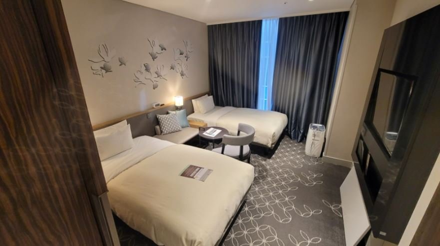 A tidy Standard Twin Room at Hotel Gracery Seoul featuring two separate single beds.