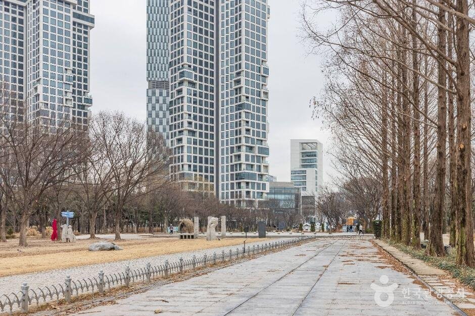 Scenic lake view at Seoul Forest near Seongsu-dong, the perfect urban oasis for travelers
