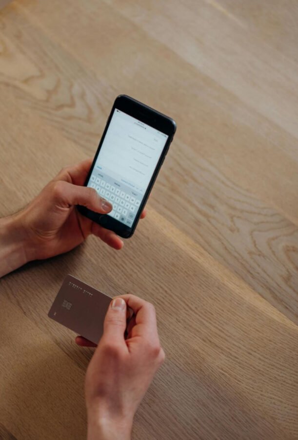 A person using a smartphone app to report a lost credit card in Korea quickly
