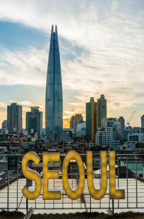 A professional guide explaining South Korea travel etiquette to a group of international travelers in Seoul